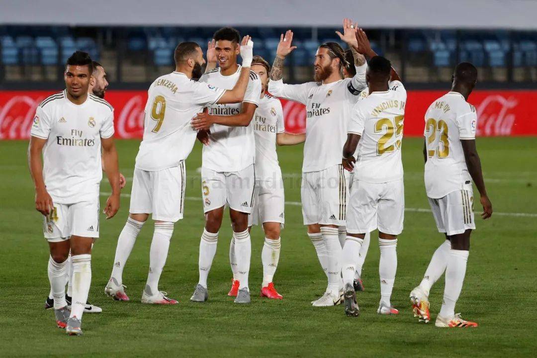 球迷：这球不进都对不起场地